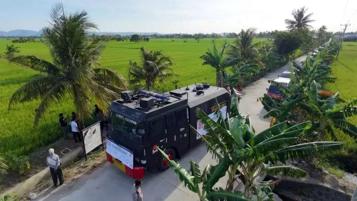 Saat Water Cannon Beralih Profesi Jadi ‘Tukang Siram’ Sawah
