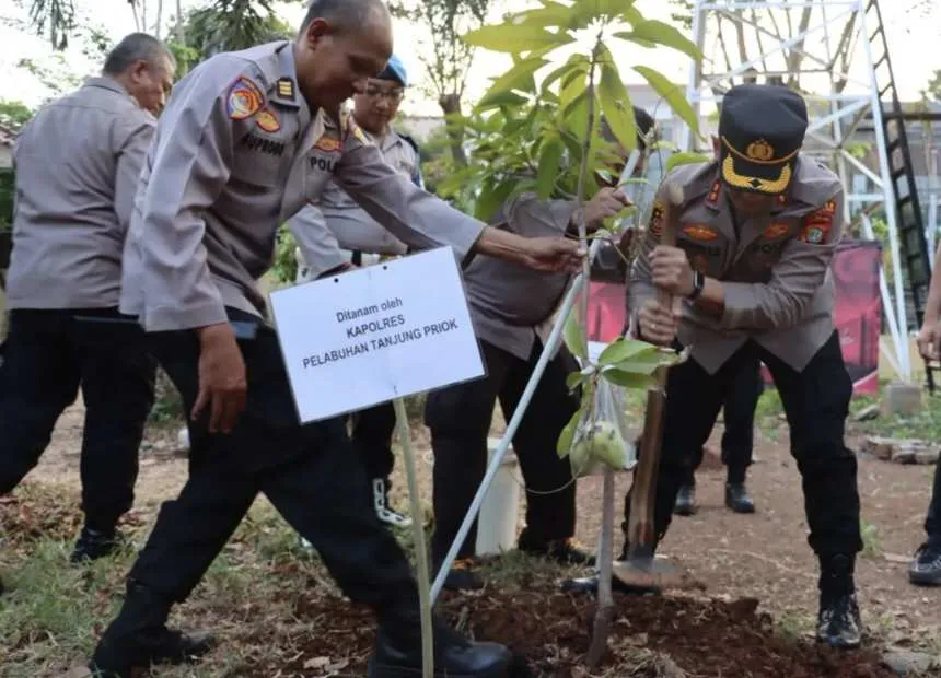 Peringati HUT ke-81 RI, Polres Pelabuhan Tanjung Priok Tanam Pohon Lestarikan Alam