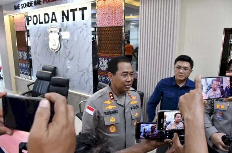 Personel Polri Buka Isolasi di 3 Lokasi Gempa di Flores, Evakuasi dan Bantuan Mengalir