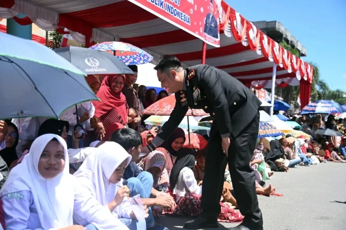 Aksi Humanis Kapolres Padangsidimpuan Sapa Warga Warnai Pawai HUT ke-81 RI