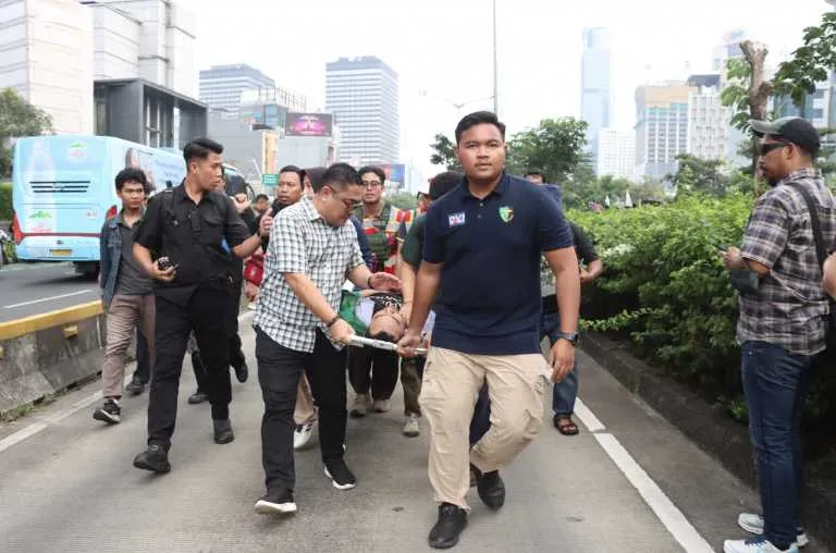 Aksi Humanis Tim Medis Polda Metro, Rawat Mahasiswa Pingsan Saat Aksi Penyampaian Pendapat