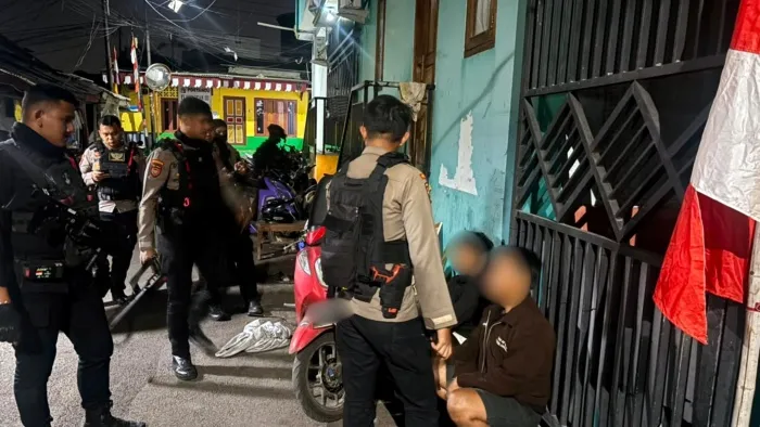 Polisi Cegah Tawuran Berdarah di Lubang Buaya, Celurit Tajam Disita