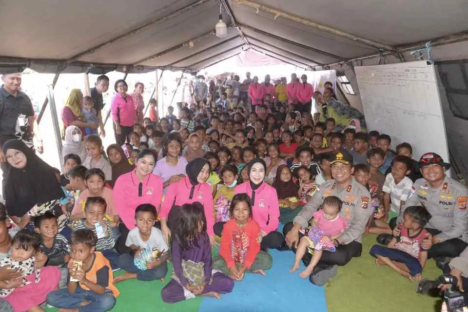 Keceriaan di Tenda Pengungsi Saat Kapolda NTT Irjen Rudi Darmoko Ajak Anak-anak Bermain